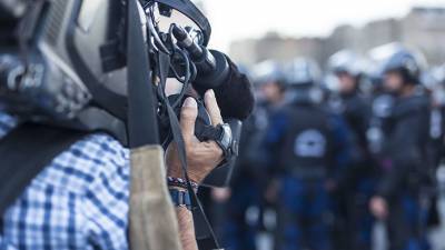 Επίτροπος Mijatović: Ζητεί κατάργηση της απαγόρευσης βιντεοσκόπησης αστυνομικών στη Γαλλία!