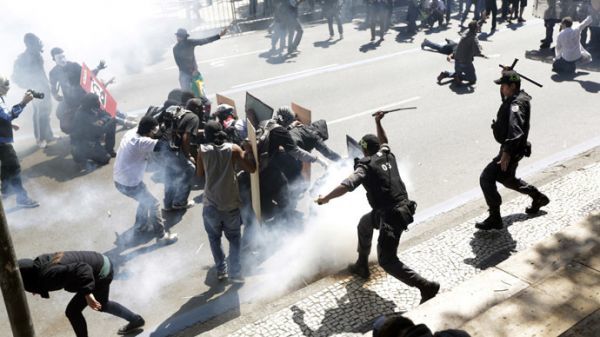 Βραζιλία: Επεισόδια, δακρυγόνα και απεργίες 3 ημέρες πριν τη σέντρα στο Μουντιάλ
