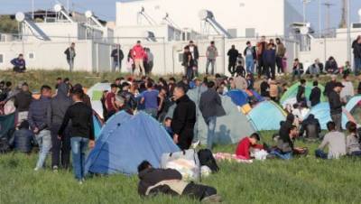 Σε καθιστική διαμαρτυρία εκατοντάδες πρόσφυγες στη Μόρια