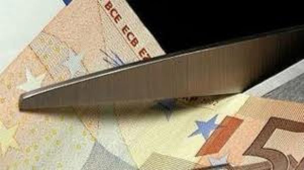 Έως 40% η μείωση στις αποδοχές αυτών που έχουν ακόμα εργασία