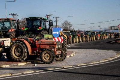 Αγρότες: Αποκλεισμός της Εθνικής στον κόμβο Μουδανιών-Πάνε Θεσσαλονίκη με τρακτέρ
