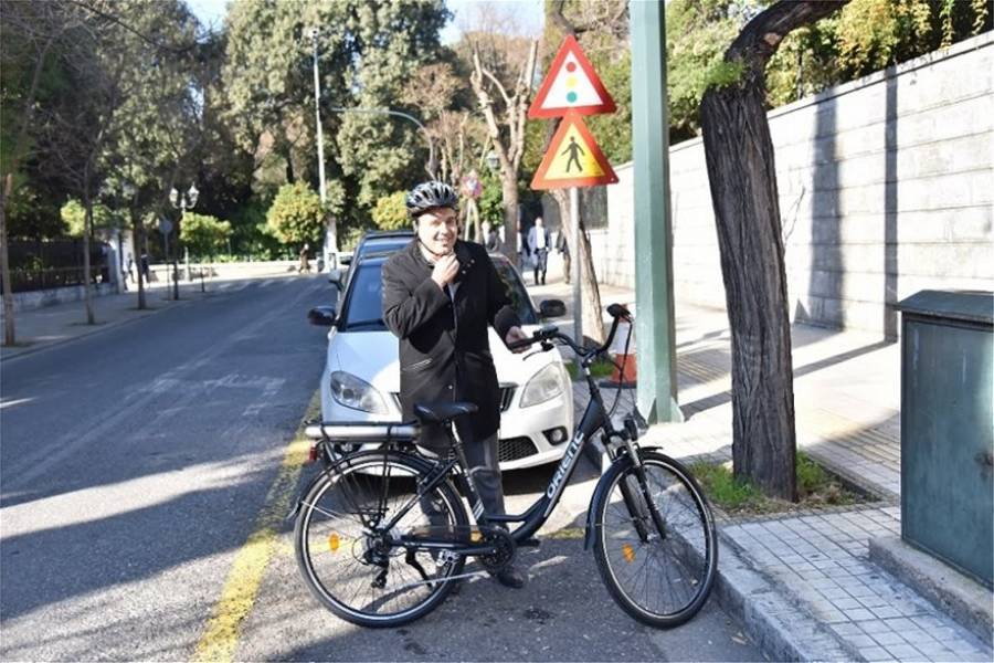 Με... ηλεκτρονικό ποδήλατο έφτασε στο Μαξίμου ο Πρόεδρος της ΚΕΔΕ