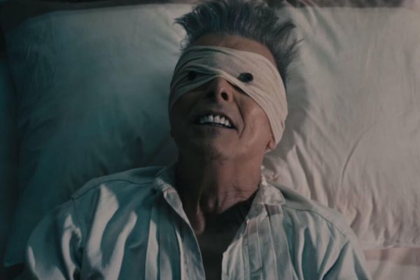 David Bowie: Τραγούδησε τον επιτάφιό του (video)
