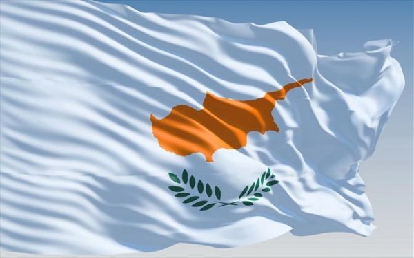 Μακρά παραμονή της Κύπρου στα «σκουπίδια» βλέπει η Fitch