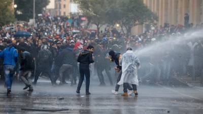 Βίαιες συγκρούσεις μεταξύ αστυνομίας και διαδηλωτών στο Λίβανο