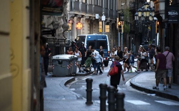 Τρομοκρατικό χτύπημα στη Βαρκελώνη: Ανθρωποκυνηγητό για τον οδηγό του βαν