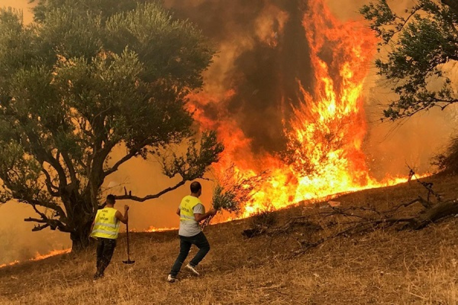Μάχη με τις φλόγες σε Ρόδο, Κέρκυρα, Κάρυστο και Δερβενάκια