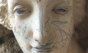 Αγγλία: Παιδιά έβαψαν με κηρομπογιές ιστορικό άγαλμα ηλικίας 230 ετών