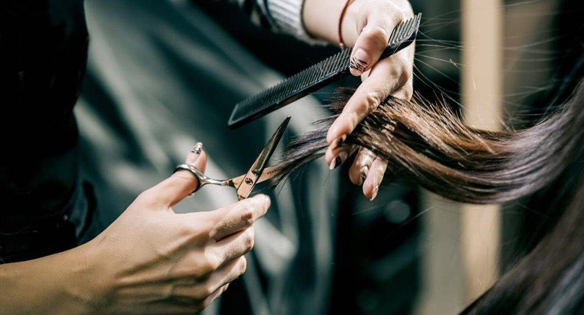 Τα κομμωτήρια έχουν προτεραιότητα στο άνοιγμα- Συσκέψεις για το λιανεμπόριο