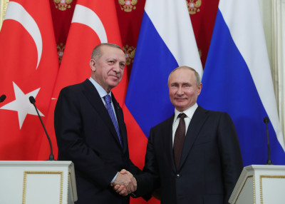 Ερντογάν σε Πούτιν: Η Τουρκία θα φιλοξενήσει συνάντηση για εκεχειρία