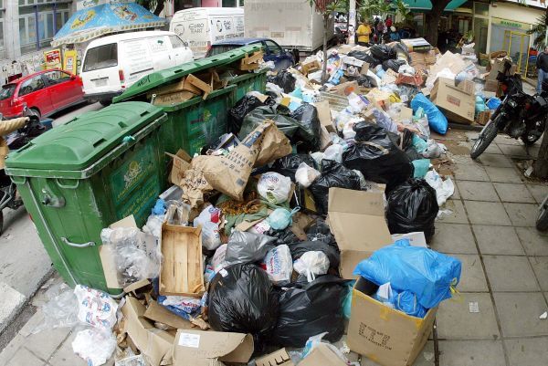 ΠΟΕ-ΟΤΑ: Υπό... εξέταση η πρόταση Σκουρλέτη-Παραμένουν στους δρόμους τα σκουπίδια