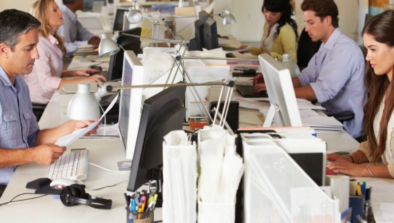 ΟΟΣΑ: Πρωταθλητές σε ώρες εργασίας οι Έλληνες-Στον... πάτο οι μισθοί