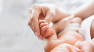Επίδομα μητρότητας: Άνοιξε η πλατφόρμα - Ποιες δικαιούνται αναδρομικά