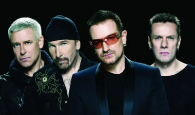 Bono και κοινό φωνάζουν το όνομα του Αλεξέι Ναβάλνι κατά τη διάρκεια συναυλίας των U2