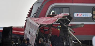 Τρένο έκοψε στα δύο λεωφορείο με μαθητές στη Σερβία