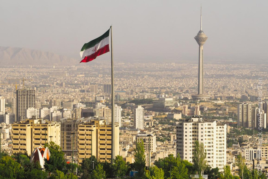 Το Ιράν απειλεί να κλείσει τα Στενά του Ορμούζ