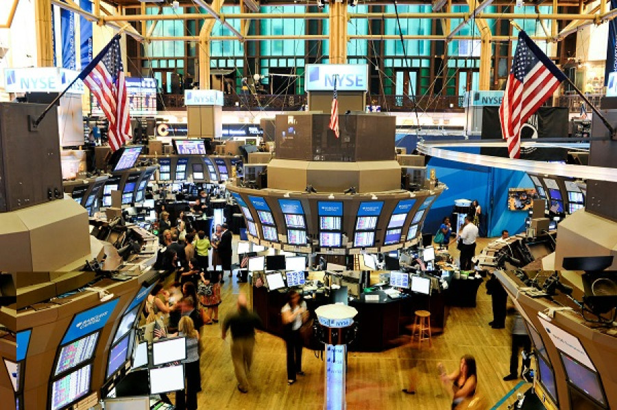 Wall Street: Άντεξε στις πιέσεις της Moody’s και του πληθωρισμού