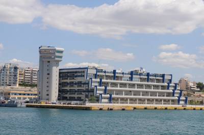 Εγκρίθηκαν δύο προγράμματα για την ηλεκτροδότηση πλοίων στα λιμάνια Πειραιά-Ηρακλείου