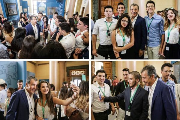 Οι selfies του Σταύρου με έφηβους βουλευτές, ο διάλογος και ο... Σαββόπουλος