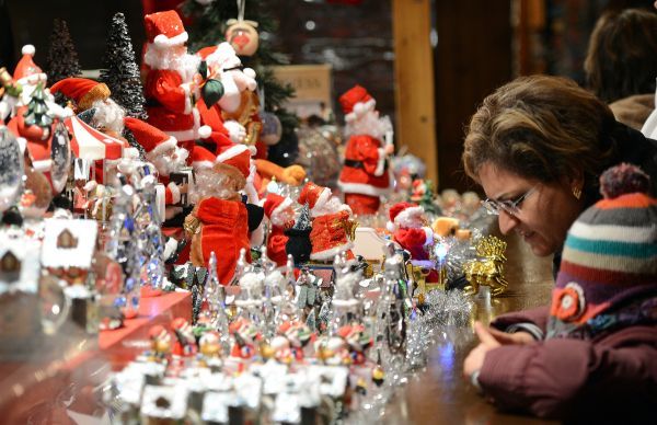 Μειωμένες αναμένονται οι χριστουγεννιάτικες δαπάνες των Ελλήνων