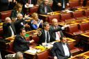 Σκηνές απείρου κάλλους στη συζήτηση για την ΠΝΠ στη Βουλή