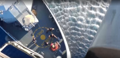 Ναυάγιο: Πιθανή μετατόπιση βύθισε το πλοίο- Πλάνα από τις διασώσεις
