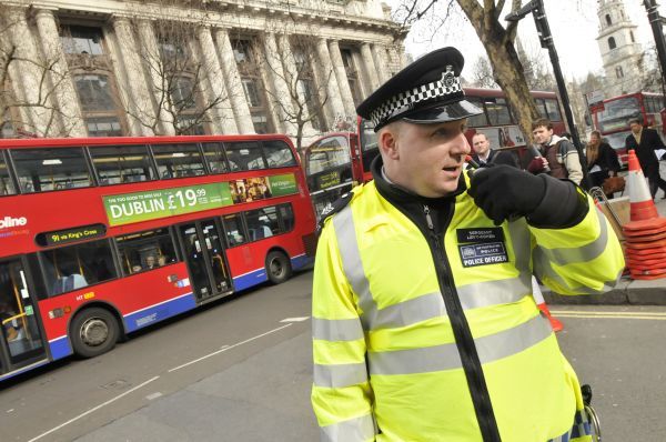 Λονδίνο: Στους δρόμους χιλιάδες ένοπλοι ασυνομικοί