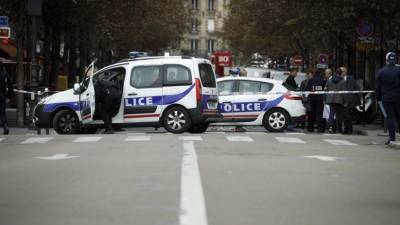 Όλα τα ενδεχόμενα ανοιχτά στην επίθεση με μαχαίρι στο Παρίσι