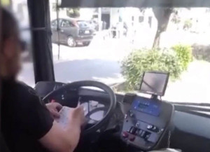 Σε διαθεσιμότητα οδηγός λεωφορείου- Έλυνε σταυρόλεξο ενώ οδηγούσε