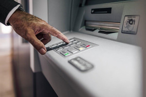 «Καμπανάκι» ΚΕΕΕ: Ζητά άμεση μείωση των προμηθειών από τις τράπεζες