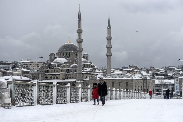 Χιονοθύελλα... παρέλυσε την Κωνσταντινούπολη