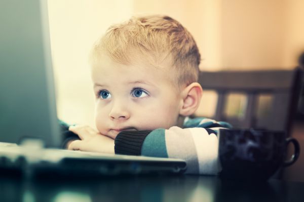 Το 40,3% των γονιών δεν ξέρει τι κάνουν τα παιδιά του στο ίντερνετ