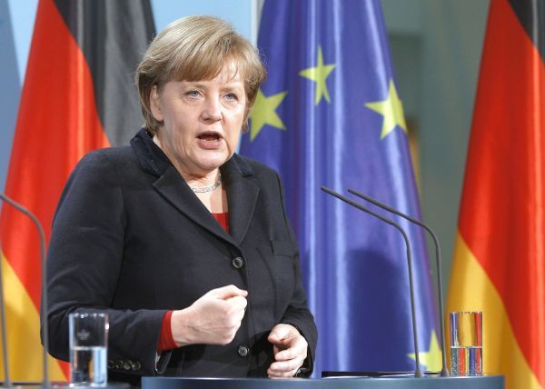 Μέρκελ: Θα κάνουμε τα πάντα για να παραμείνει η Ελλάδα στο ευρώ