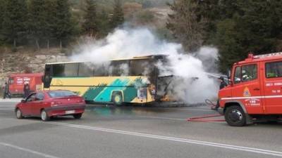 Στις φλόγες τυλίχθηκε τουριστικό λεωφορείο στην Πιερία