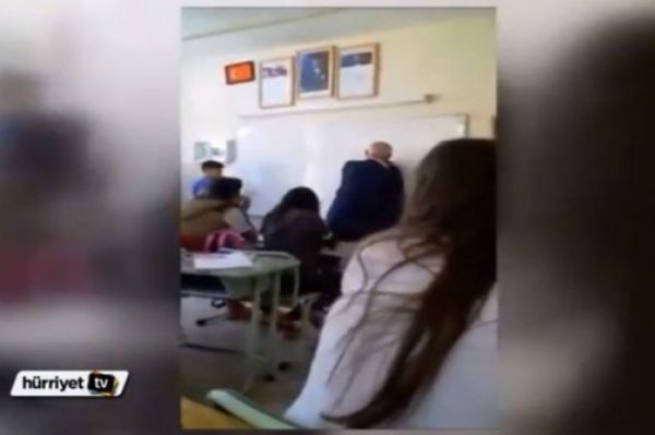 Καθηγητής σβήνει τον πίνακα με το... κεφάλι μαθητή! (βίντεο)