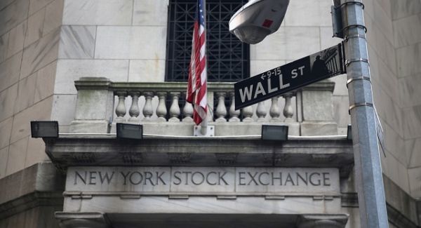 Σε «ελεύθερη πτώση» ο Dow Jones - Χάνει 700 μονάδες