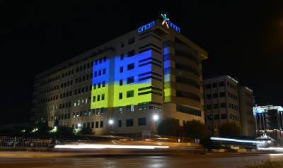 Στα χρώματα της ουκρανικής σημαίας τα κεντρικά γραφεία του ΟΠΑΠ