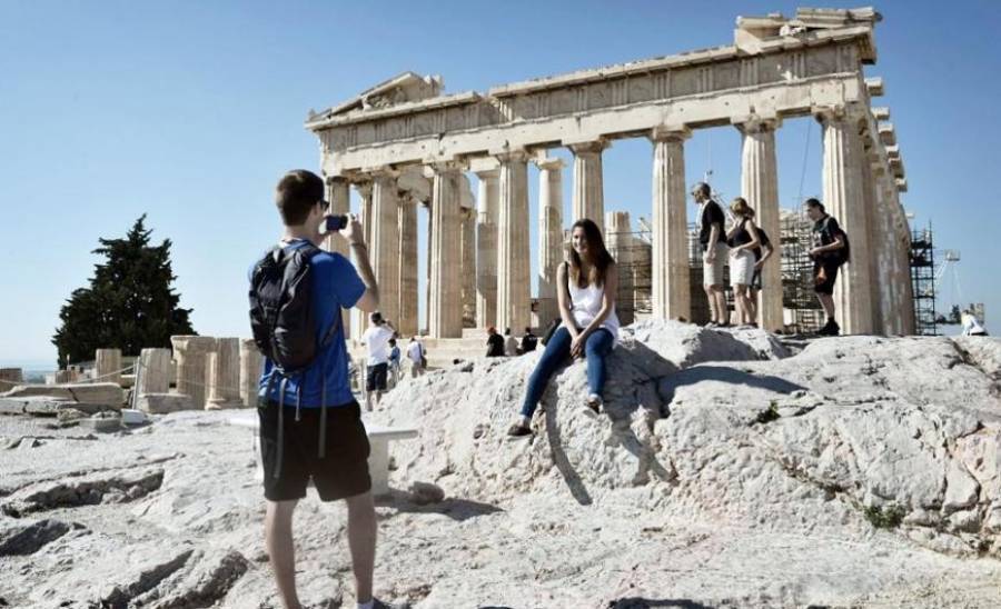 Handelsblatt: Οι πυρκαγιές δεν επηρεάζουν τον τουρισμό στην Ελλάδα