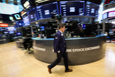 «Τραντάζεται» η Wall Street μετά την υποβάθμιση των ΗΠΑ