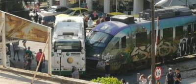 Σύγκρουση συρμού του προαστιακού με λεωφορείο στη Λιοσίων