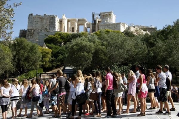 Bloomberg:Πώς η ελληνική αναταραχή ενίσχυσε τουριστικά Ισπανία-Πορτογαλία