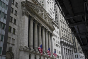 Στο «κόκκινο» παραμένει η Wall Street