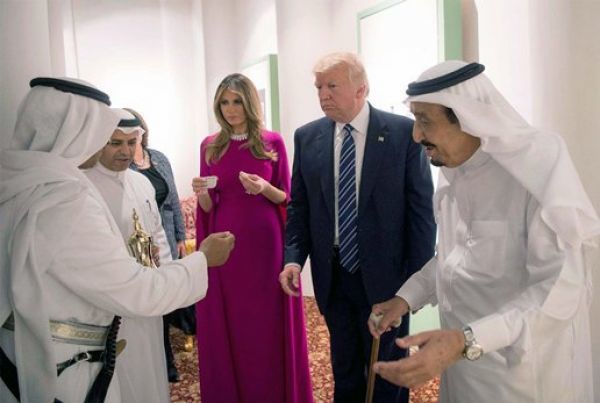 Deal-μαμούθ και υποκλίσεις Τραμπ στη Σαουδική Αραβία!