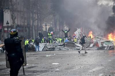 Ταραχές στο Παρίσι με τα &quot;κίτρινα γιλέκα&quot;