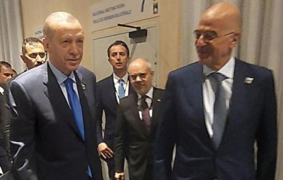 Σύντομη συνάντηση Δένδια-Ερντογάν στη Σύνοδο Κορυφής του ΝΑΤΟ
