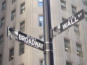 Διστακτικό ξεκίνημα στη Wall Street