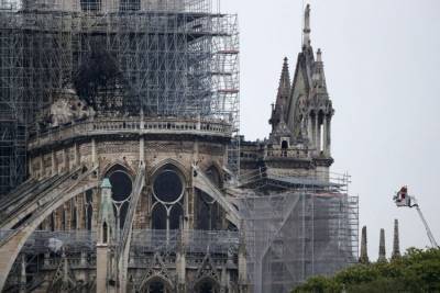 Παναγία των Παρισίων: Οι συγκλονιστικές εικόνες μετά την πυρκαγιά