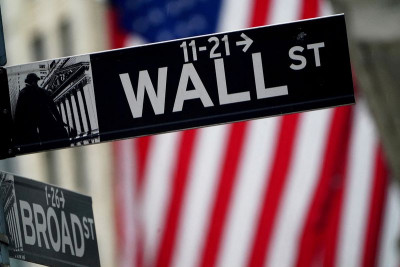 Ήπια ανάκαμψη στη Wall Street- Ολοταχώς για ισχυρές εβδομαδιαίες απώλειες