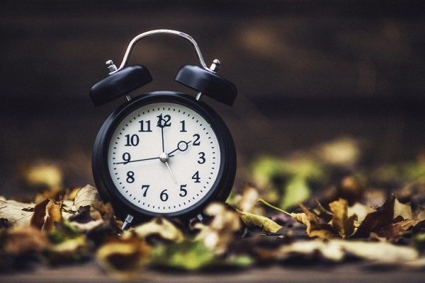 Πώς η αλλαγή ώρας «παίζει» με τον ύπνο μας