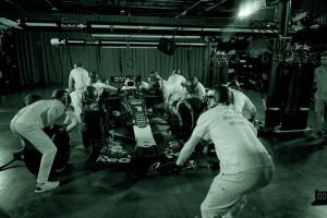 Formula 1: Η THEON INTERNATIONAL «κλειδί» για ένα pit stop στο απόλυτο σκοτάδι